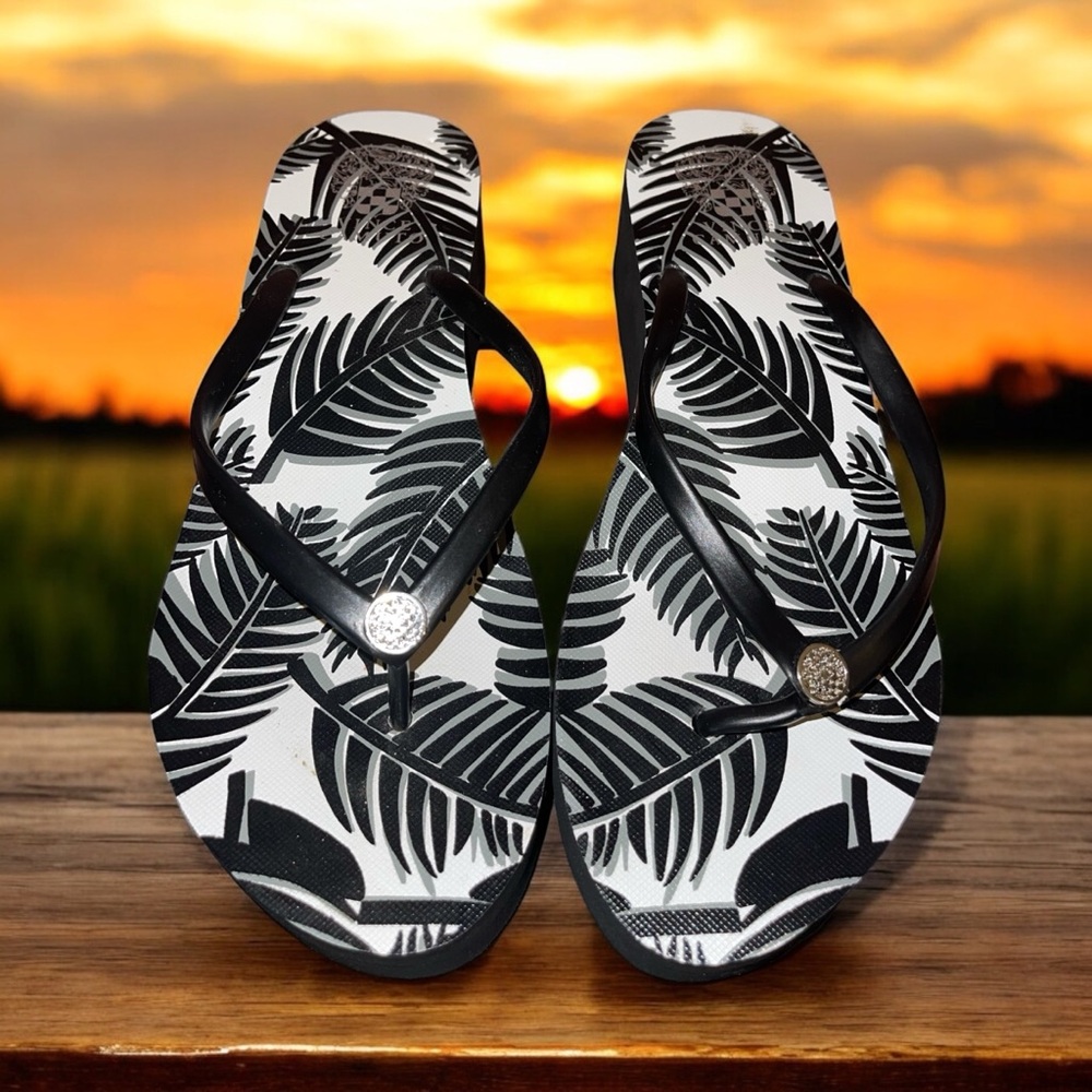 Women’s wedge new unworn Vince Camuto sandals black and white. 🏝️